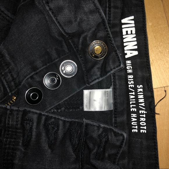 Ripped black high rise skinny jeans 🖤 - Picture 3 of 7